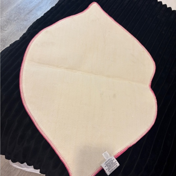 Red & Pink Lip-Shaped Rug - Picture 4 of 5